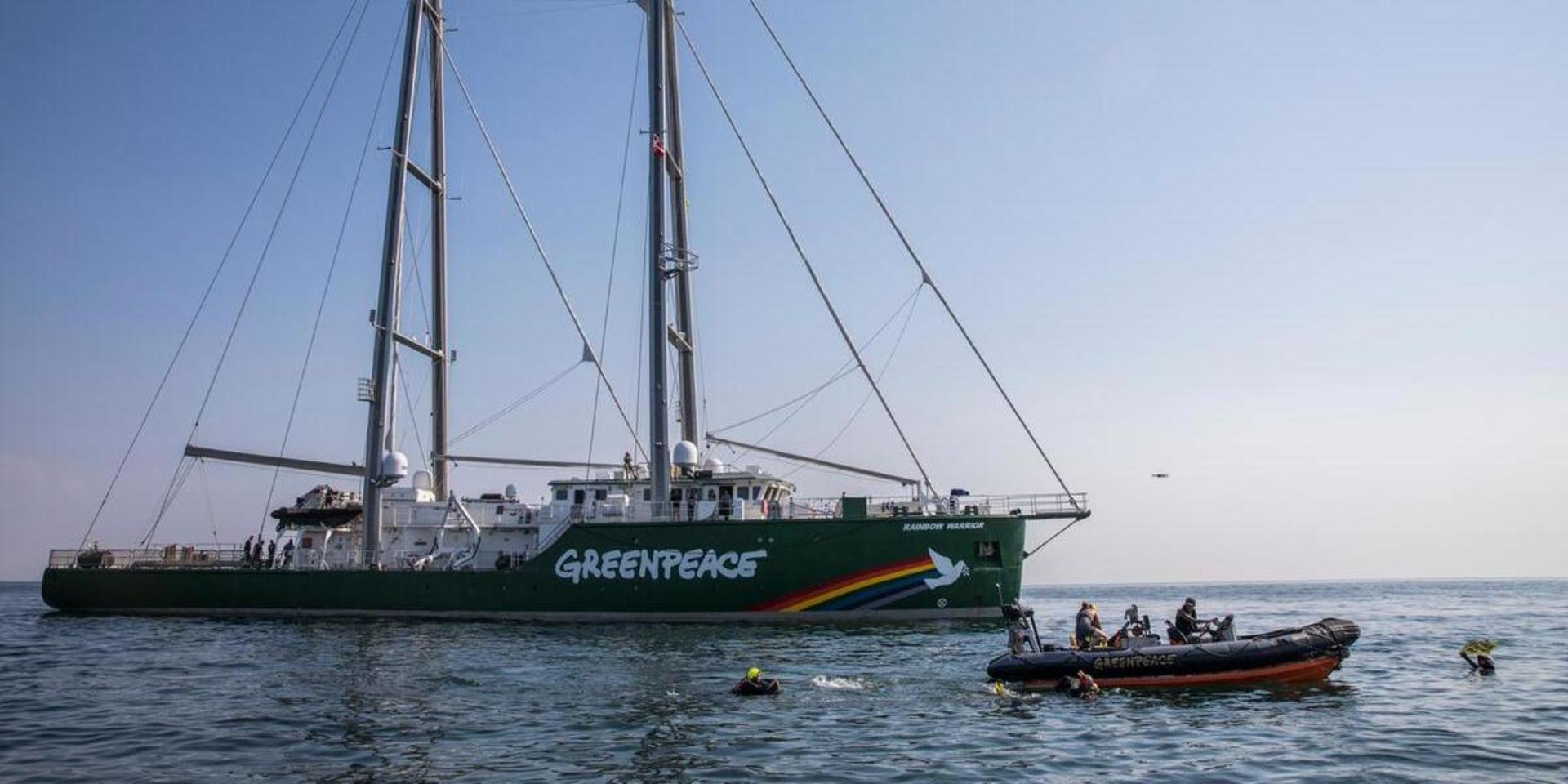 Det 60 meter långa segelfartyget seglar året runt för att delta i klimatprotester samt dokumentera miiljöbrott.