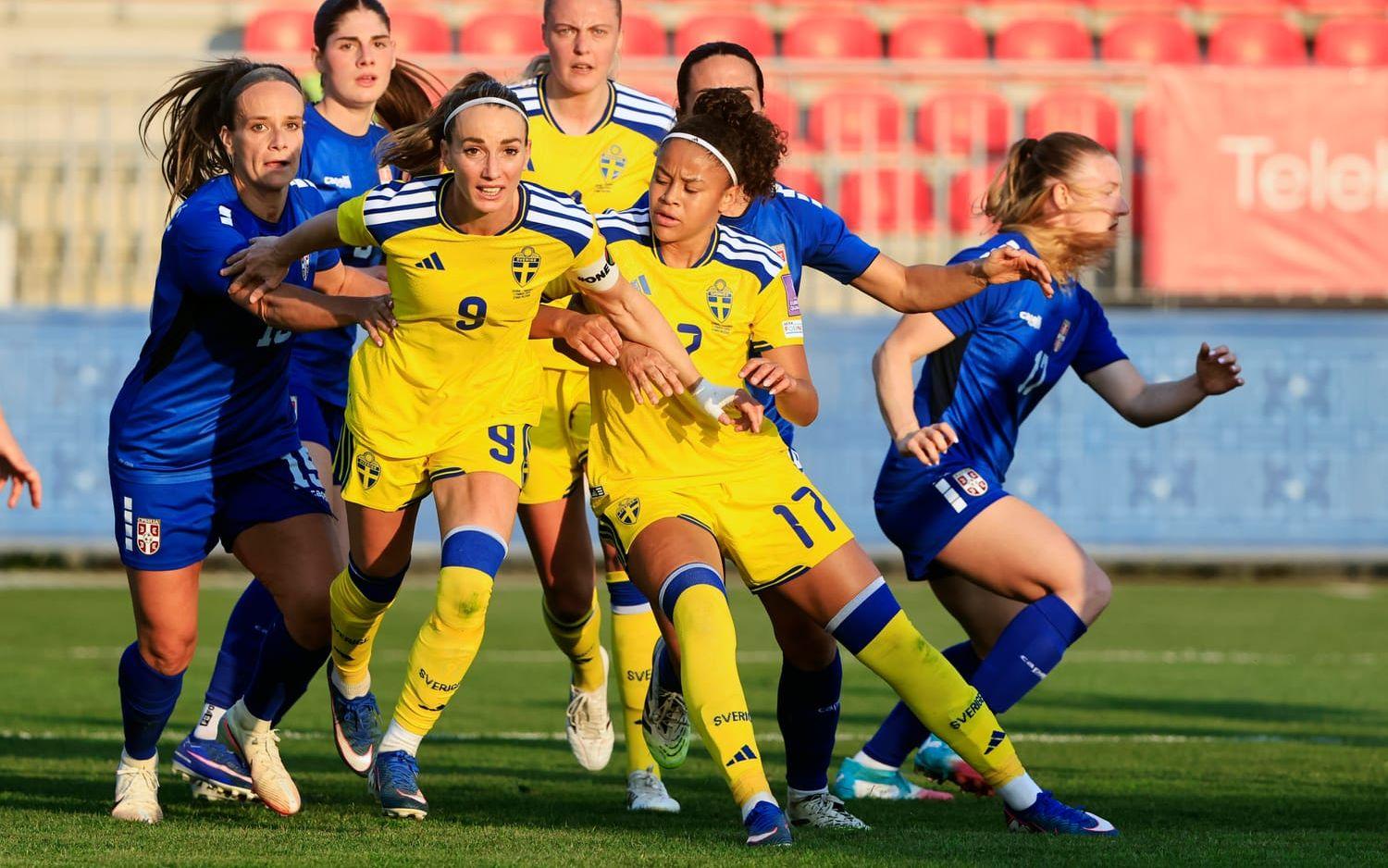 Sveriges Kosovare Asllani och Felicia Schröder i bortamatchen mot Serbien i VM-kvalet.