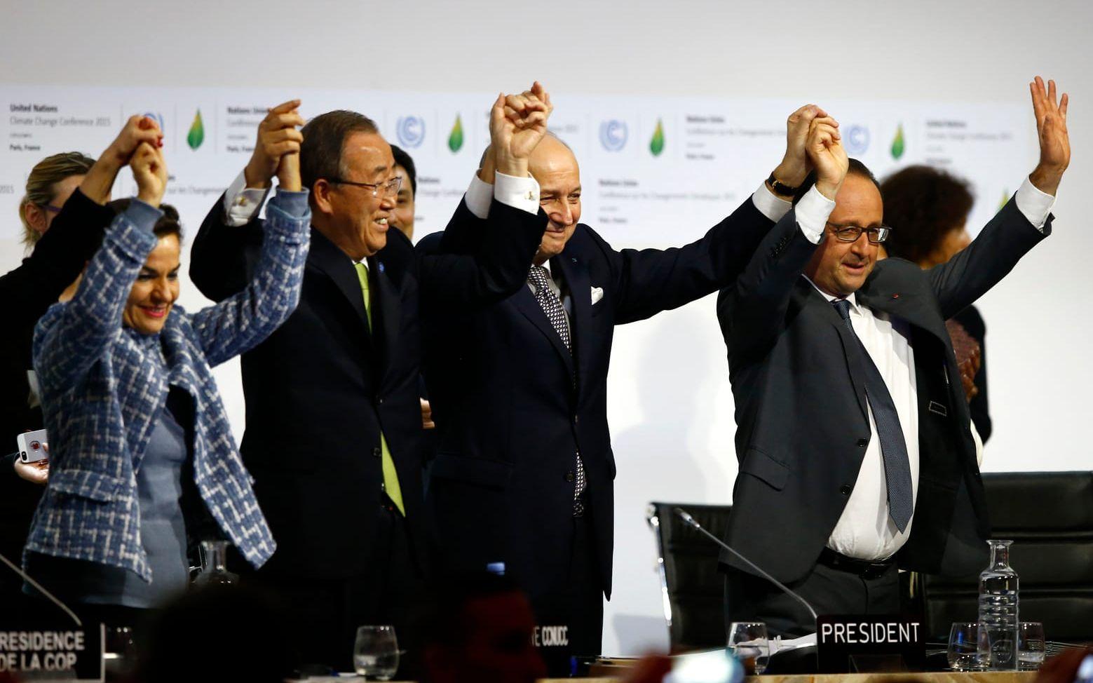 Världsledare, ministrar och organisationsrepresentanter hurrade efter att man under COP21, i Paris 2015 nått ett globalt avtal där länderna åtagit sig att arbeta för att stoppa den globala uppvärmningen. 