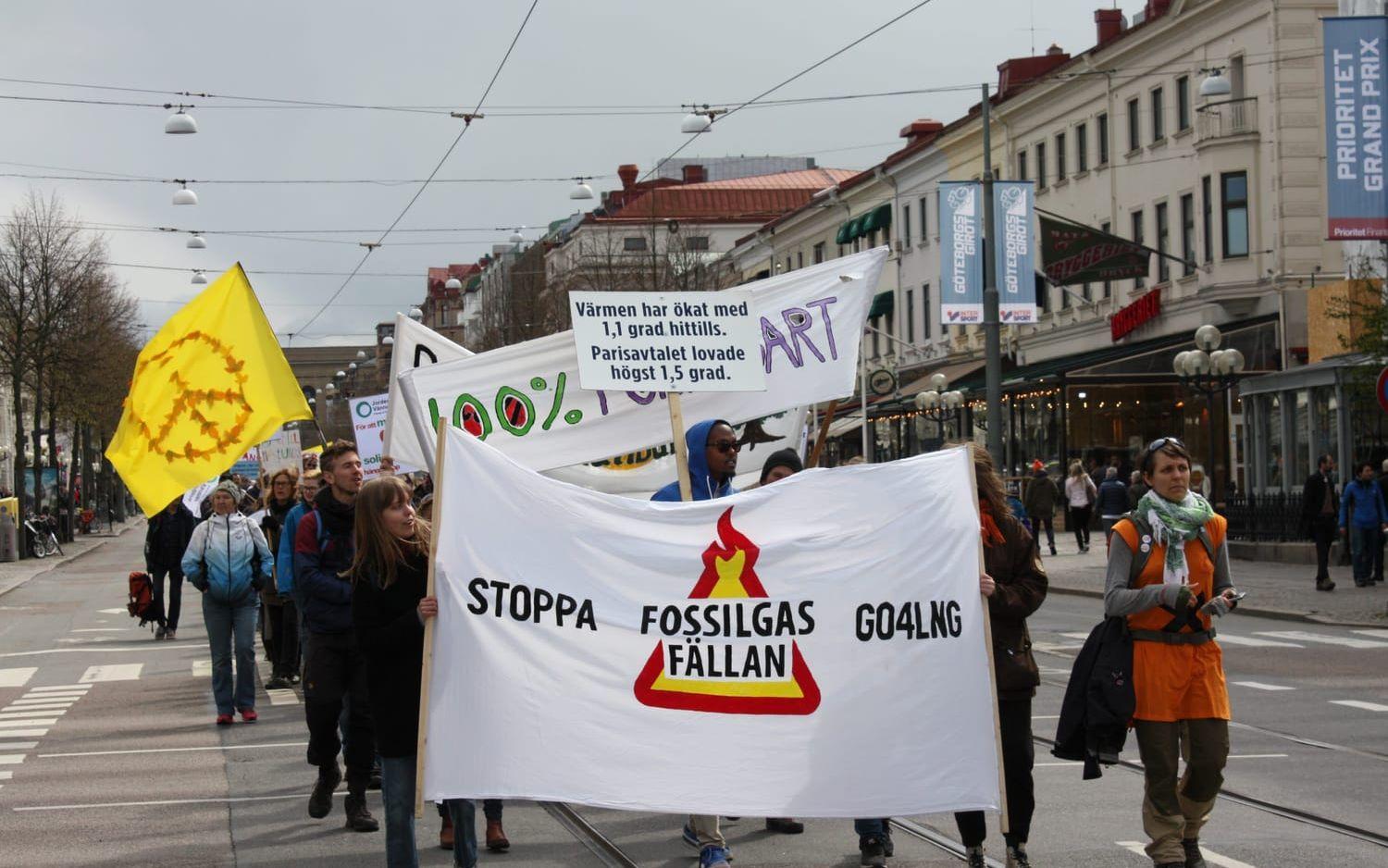 I april protesterade bland annat gräsrotskampanjen Fossilgasfällan mot LNG-terminalen under den globala People's Climate March. Göteborgsmarschen organiserades av bland annat Jordens Vänner. Bild: GP
