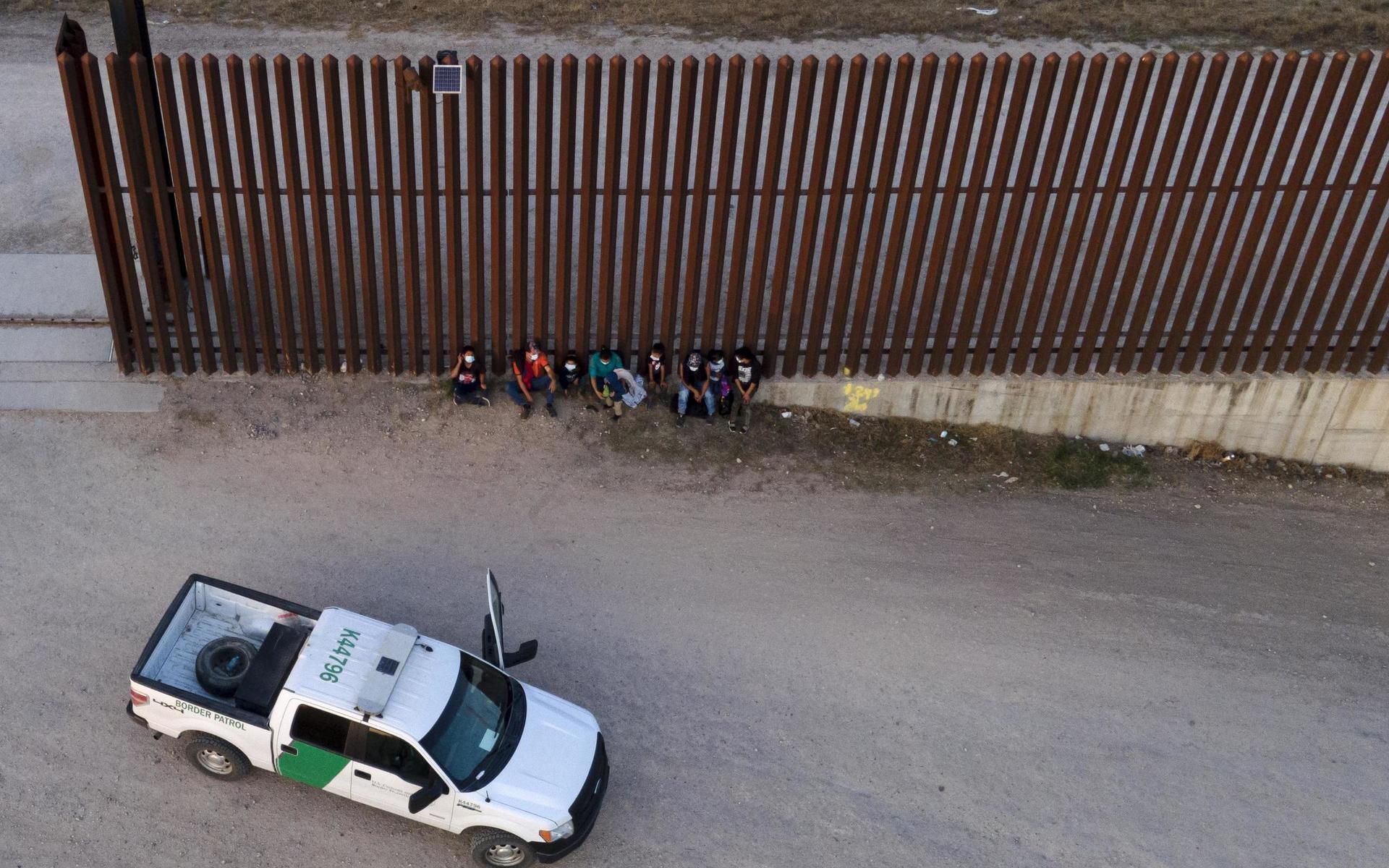 Både ensamma barn och familjer stoppas av gränspoliser när de försöker ta sig till USA. 