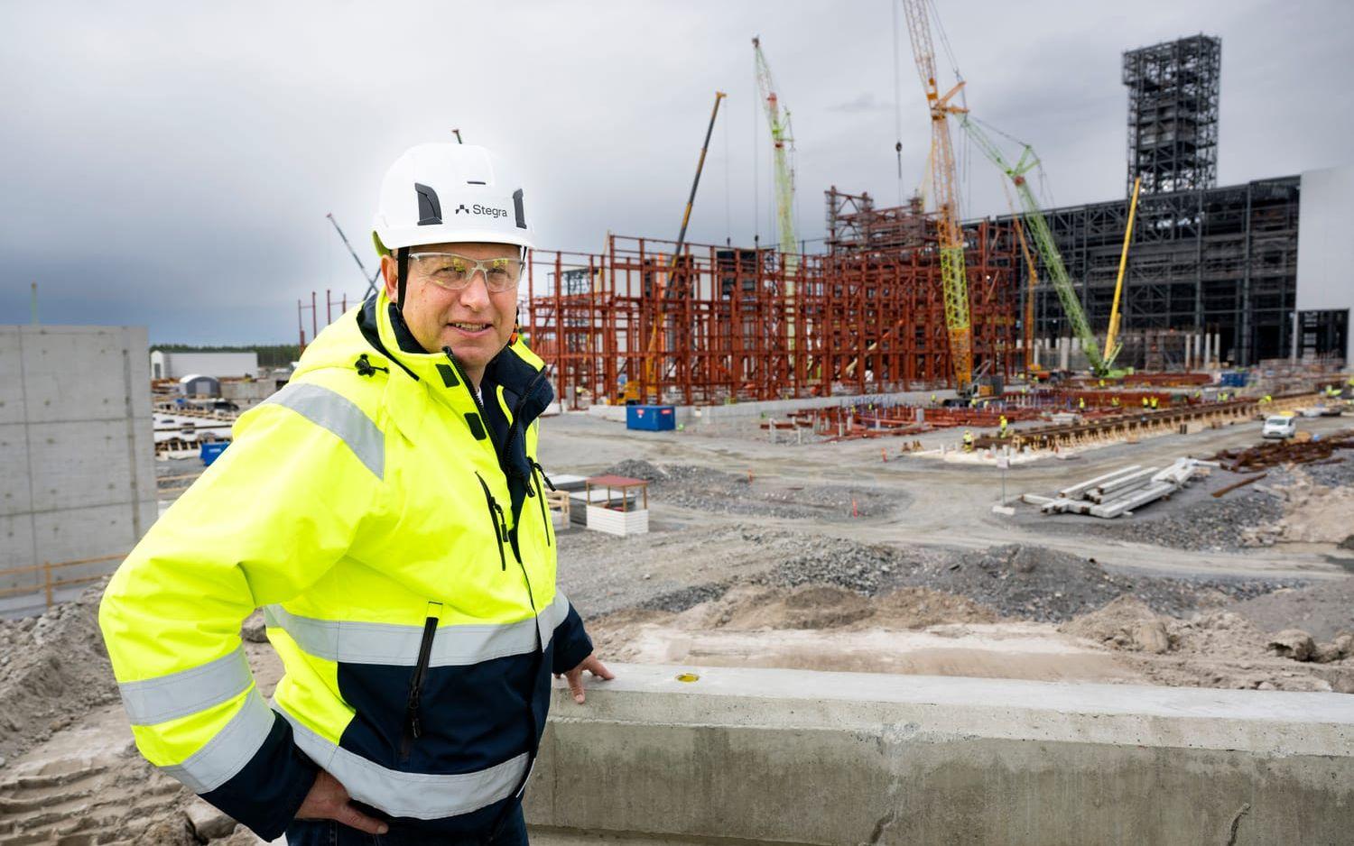 Stegras vd Henrik Henriksson framför bygget av det nya stålverket. Bilden är från sommaren 2025.