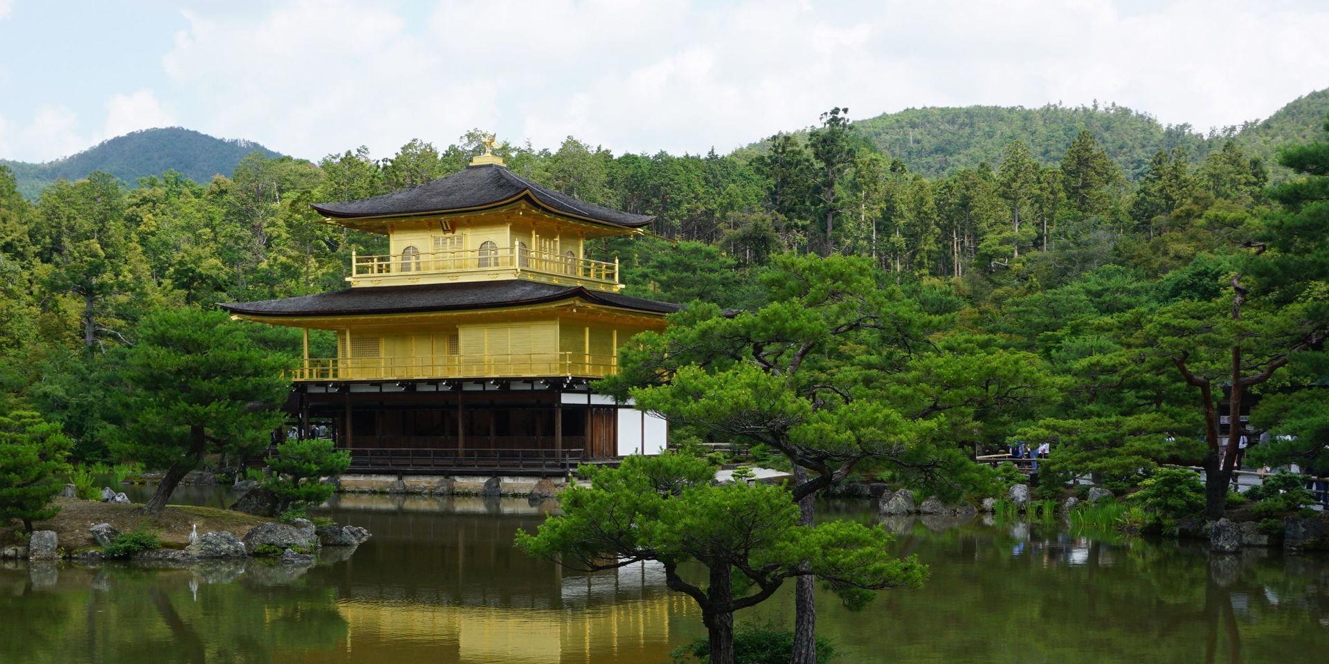 Japan må vara ett högteknologiskt och modernt land men här blandas ofta gammalt med nytt och den andliga dimensionen är aldrig långt borta. Zentemplet Kinkakuji är ett av 17 världsarv i Kyoto. 