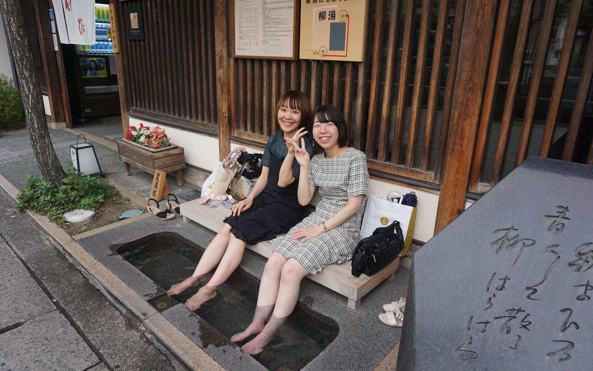 På gatorna utanför badhusen i Kinosakionsen finns möjlighet för trötta besökare att stanna upp ett tag och ta sig ett fotbad i det mineralrika vattnet. 