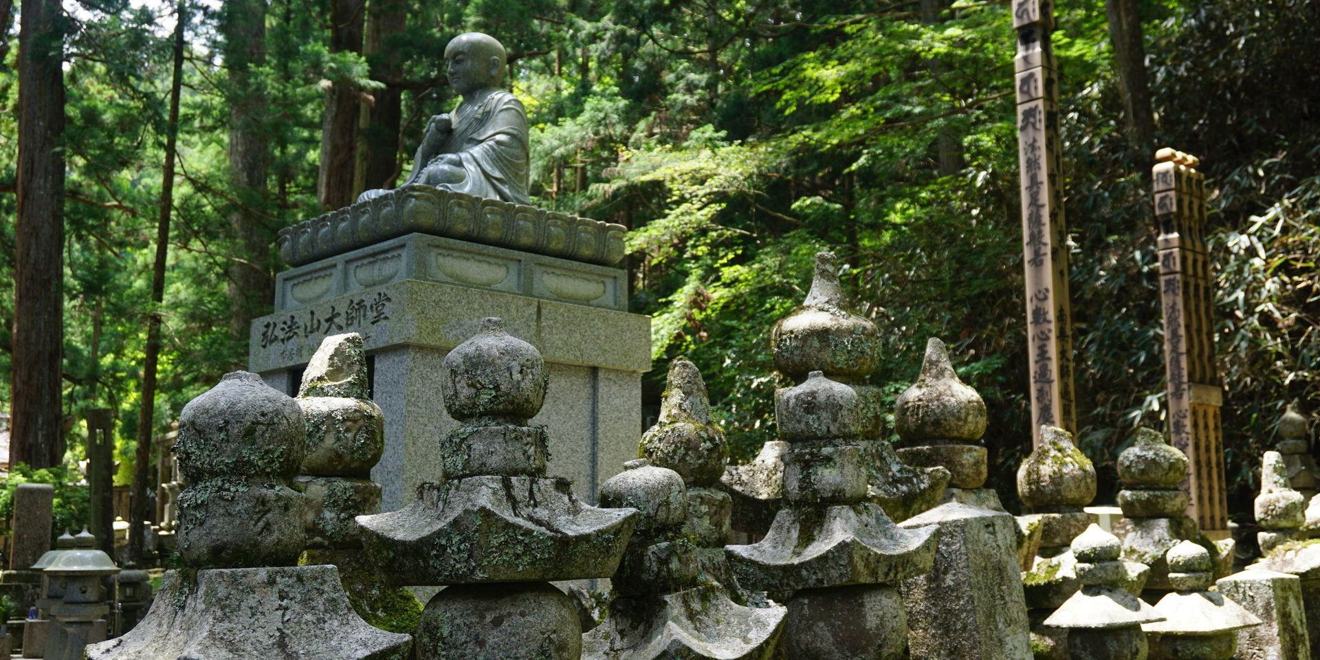 Buddhistisk kyrkogård. Oku-no-in, med på Unescos lista över världsarv, har kallats Japans mest spirituella plats. Den ligger i bergsbyn Koyasan, en av landets äldsta pilgrimsmål. Längst in i Oku-no-in finns mausoleet där byns grundare inte ligger begravd men väl sägs sitta i evig meditation. 