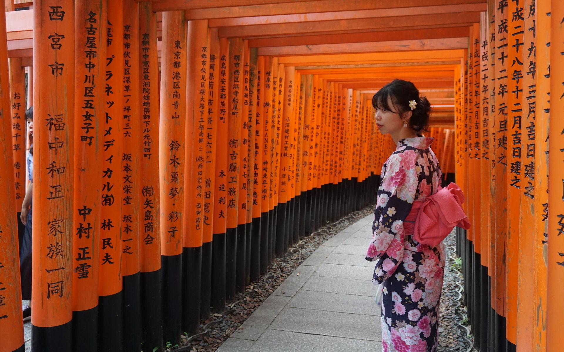 De orangea tori-portarna syns över hela Japan och markerar ingången till en shintohelgedom. Vid templet Fushimi Inari-taisha är det tiotusentals toriportar som leder fram till huvudtemplet. 