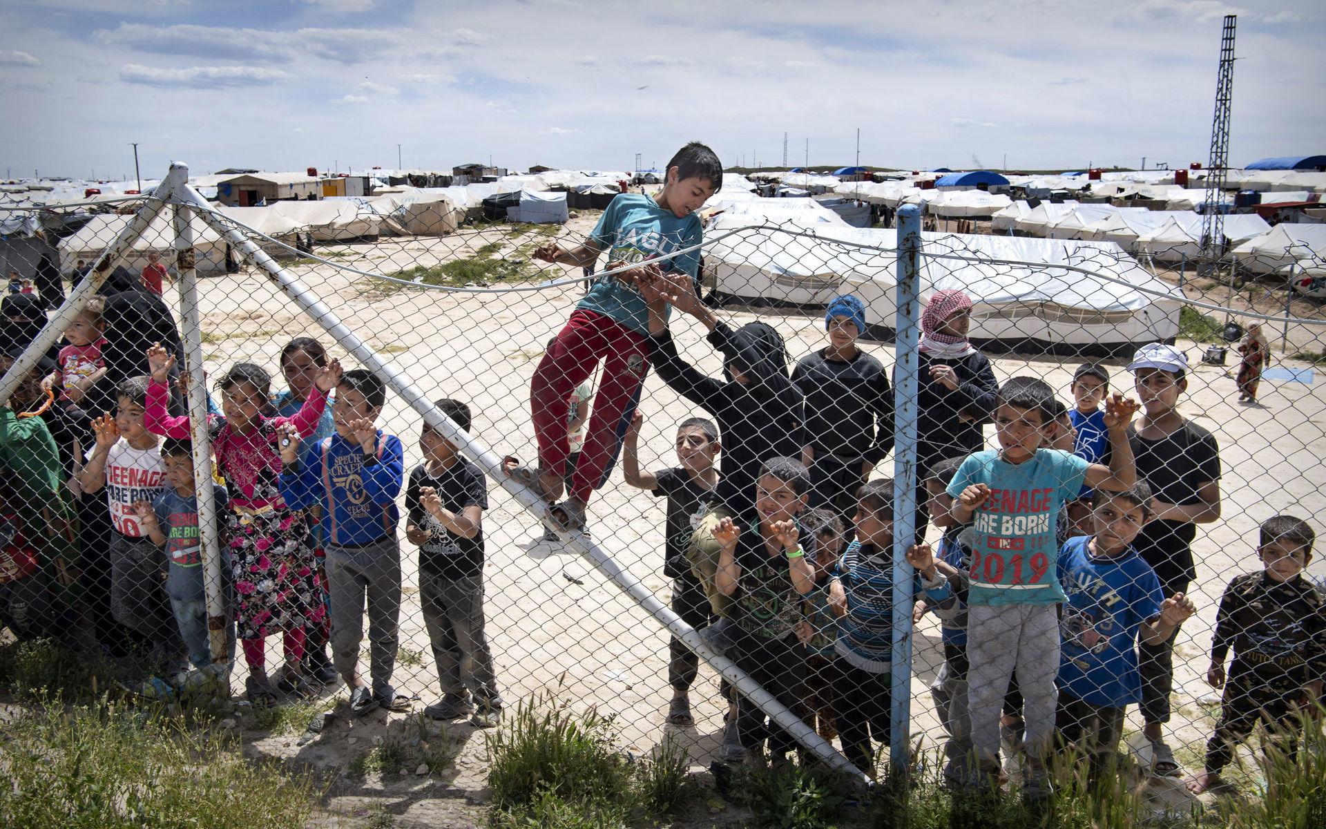 Ännu är ett 50-tal svenska barn kvar i det läger som beskrivits som humanitärt ohållbart och farligt för barn av Internationella Rödakorskommittén. 