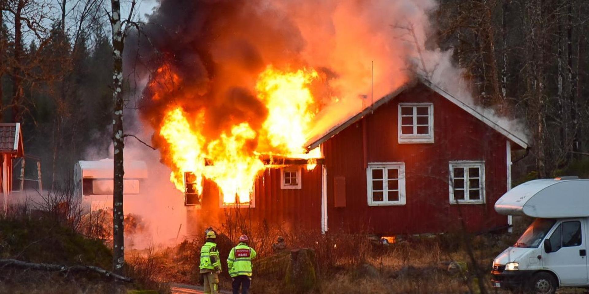 Det var vid 09.20-tiden på nyårsafton som räddningstjänsten larmades till villa utanför Alingsås. 