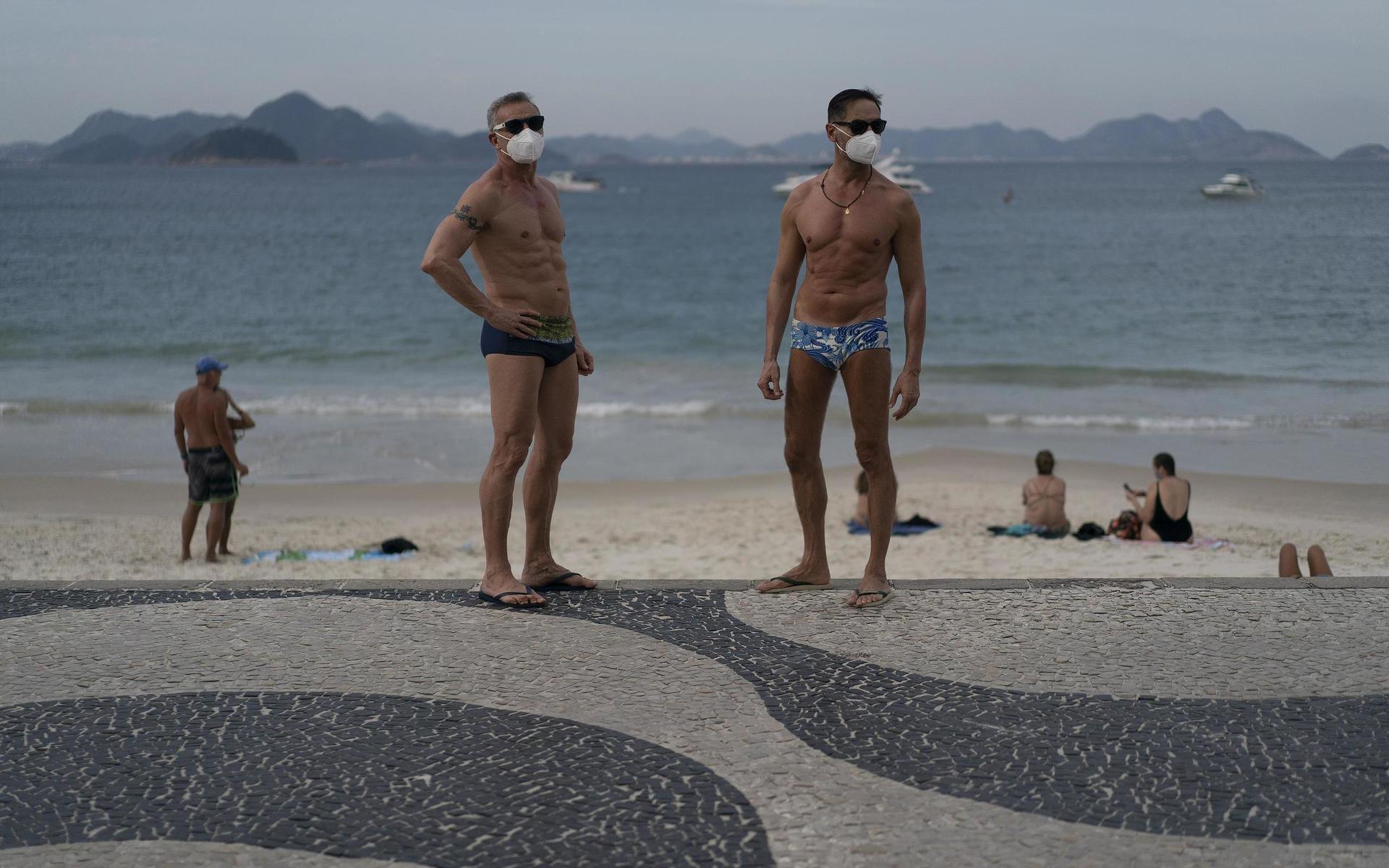 Det är inte bara befolkningen som drabbas hårt av coronavirusets framfart. På stranden Copacabana lyser turisterna med sin frånvaro. 