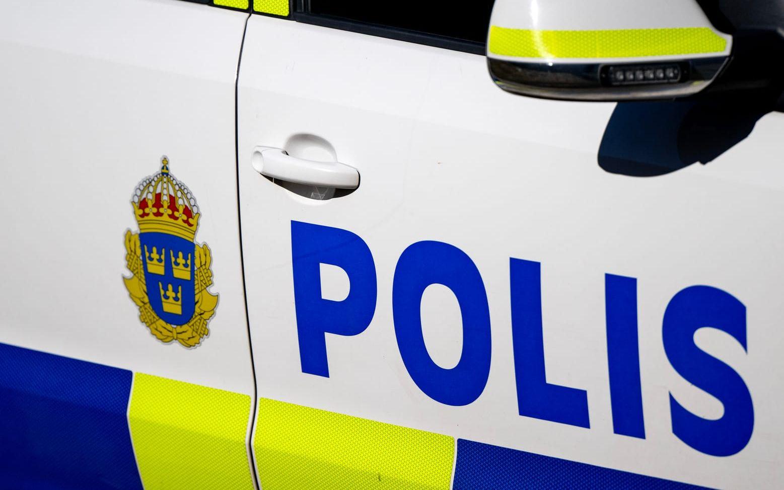 Polisen utreder en olycka där en bil kört igenom ett räcke i ett garage och fallit ner ett våningsplan. Arkivbild.