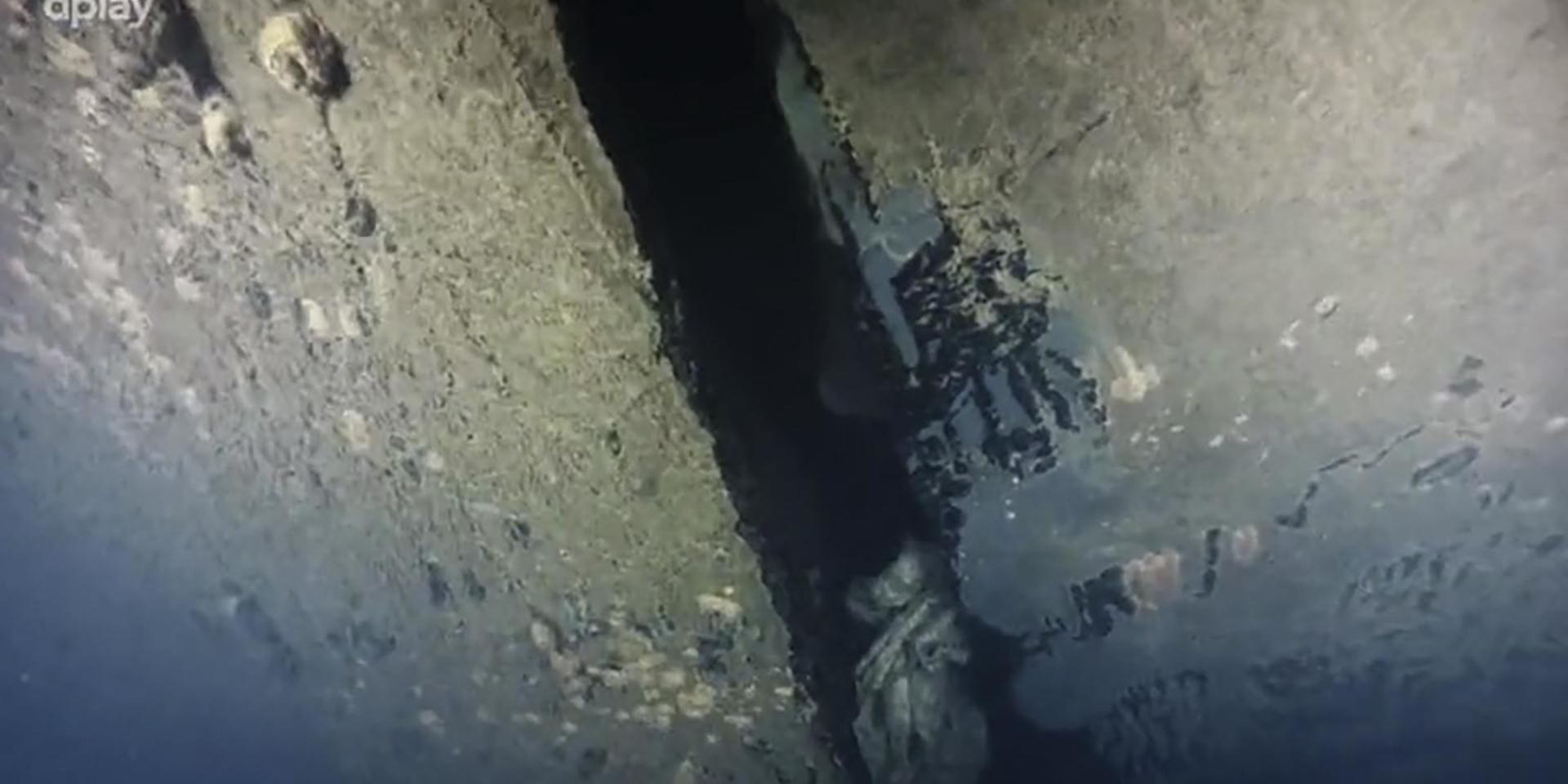 Bilder som filmteamets dykrobot tog visar bland annat ett fyra meter långt, förut okänt hål i Estonias skrov. Det bedöms ha varit delvis dolt mot havsbotten tidigare. Vraket har rört sig något efter förlisningen 1994.
