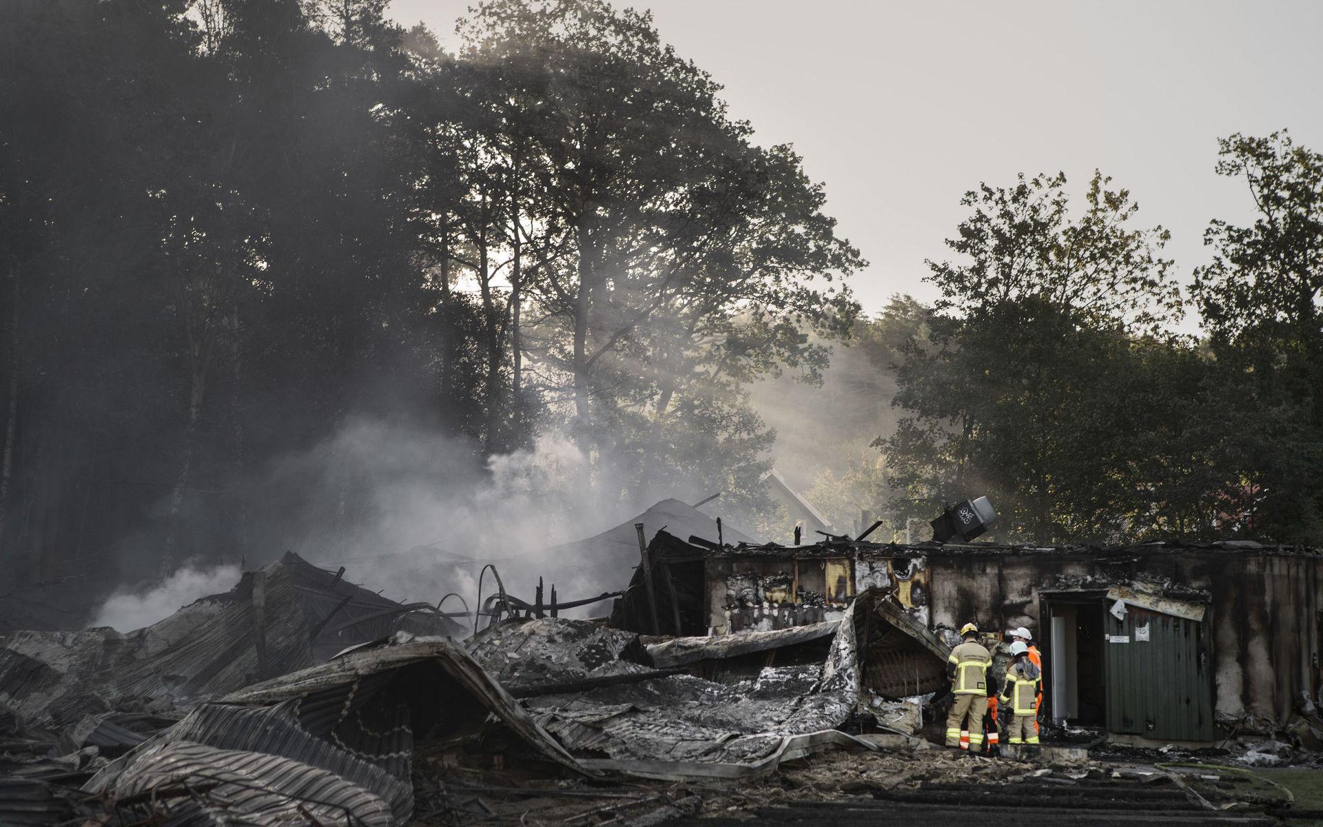 Slottsskogshallen har kollapsat efter den kraftiga branden som startade under söndagskvällen. 