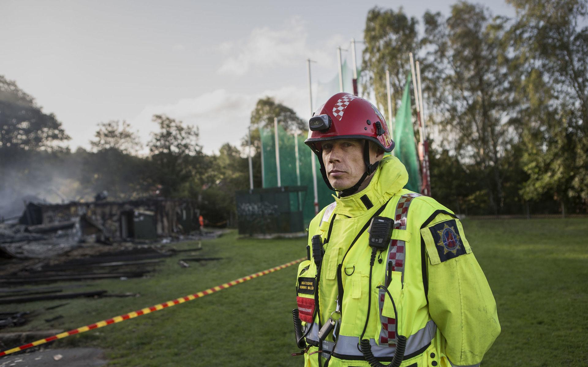 Henning Wallén är insatsledare vid räddningstjänsten Storgöteborg och tog över räddningsinsatsen under måndagsmorgonen. Han berättar att det arbetet kommer pågå under hela dagen vid platsen. 
