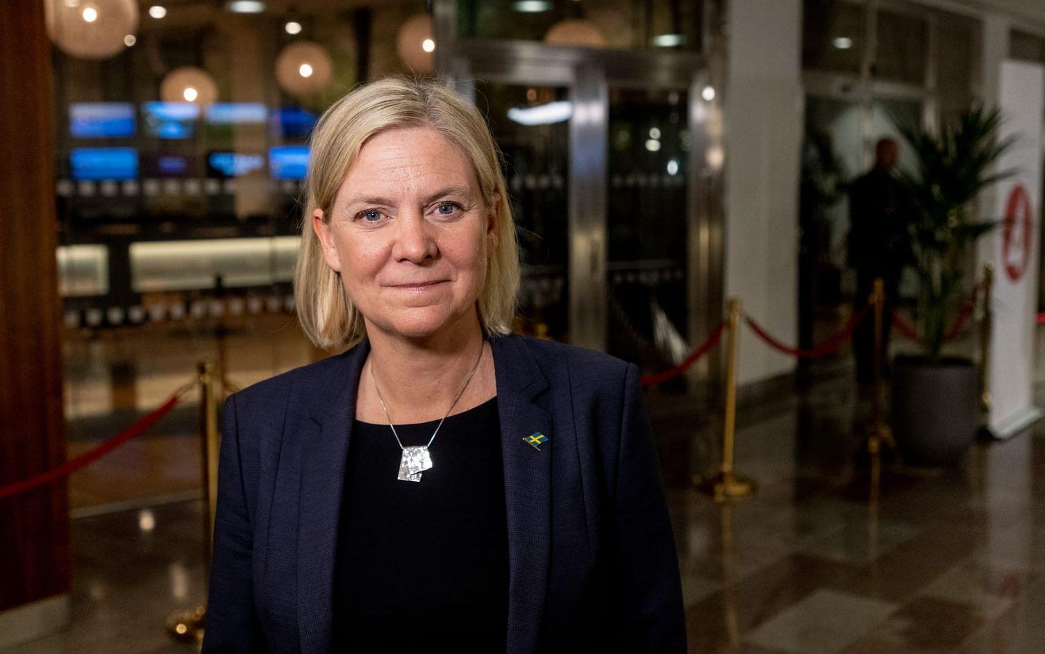 S har tappat i opinionen sedan i augusti. Just nu är det dött lopp mellan Magdalena Andersson och Ulf Kristersson i kampen om statsministerposten. 