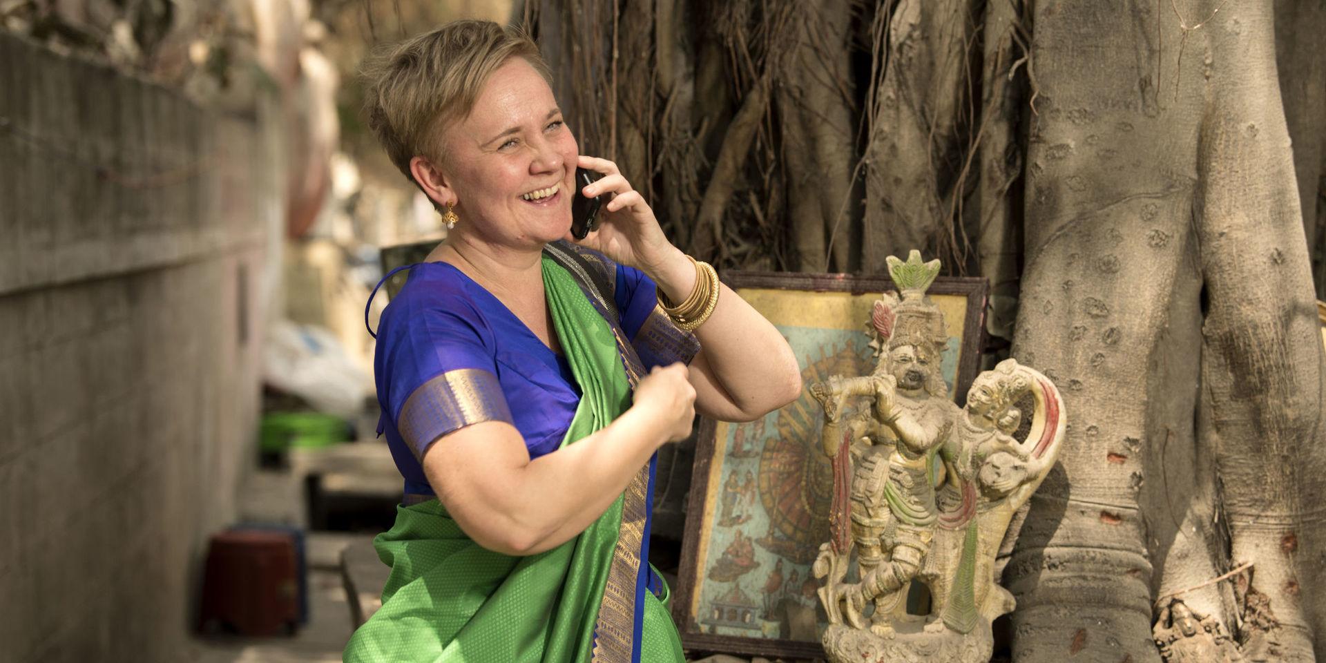Gudomlig kommunikation? Nej Maria får ett jobbrelaterat samtal på mobilen. Träd används ofta som altare för gudabilder. Det sägs att det finns cirka 330 miljoner gudar i Indien, varje liten by har sin egen. Brahma, Vishnu och Shiva är de mest kända.