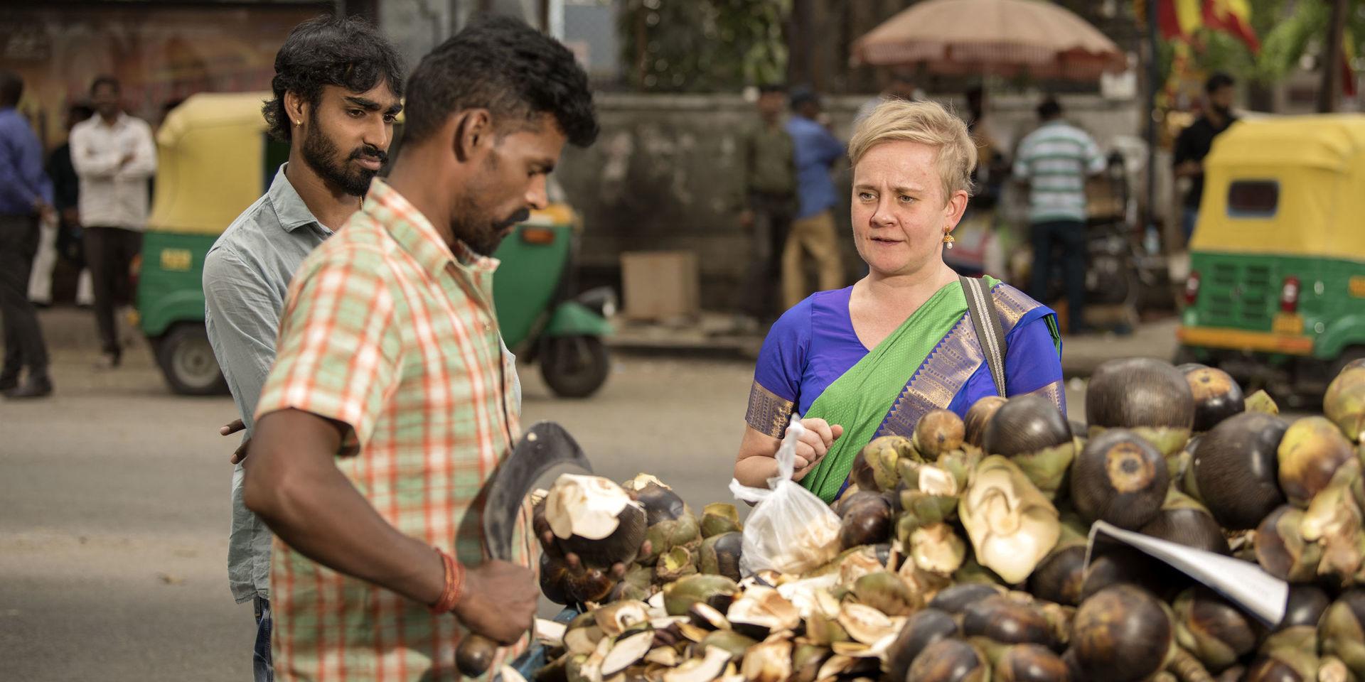 Säkerheten är inte densamma i Indien som i Sverige men Maria får sin kokosnöt utan att några fingrar går till spillo.
