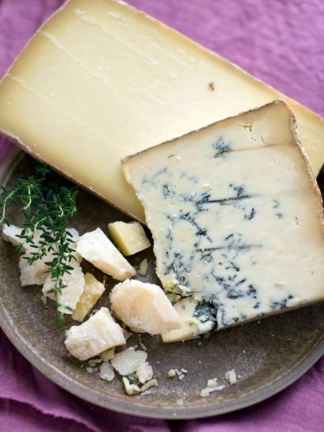 Det är ämnet spermidine som framförallt lagrade ostar innehåller som ger dig längre livslängd. Bild: TT