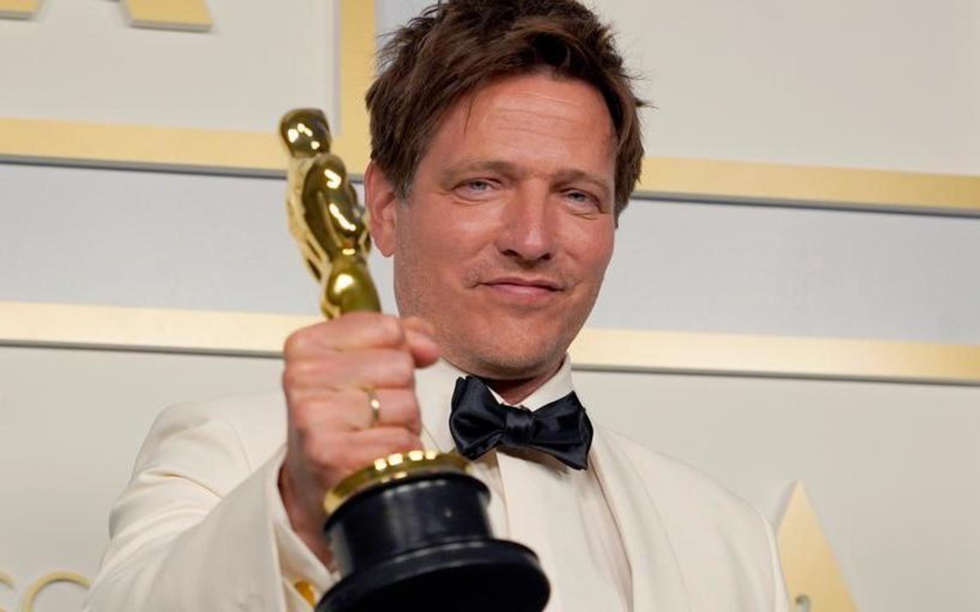 Regissören Thomas Vinterberg med Oscarsstatyetten för &quot;En runda till&quot;. 