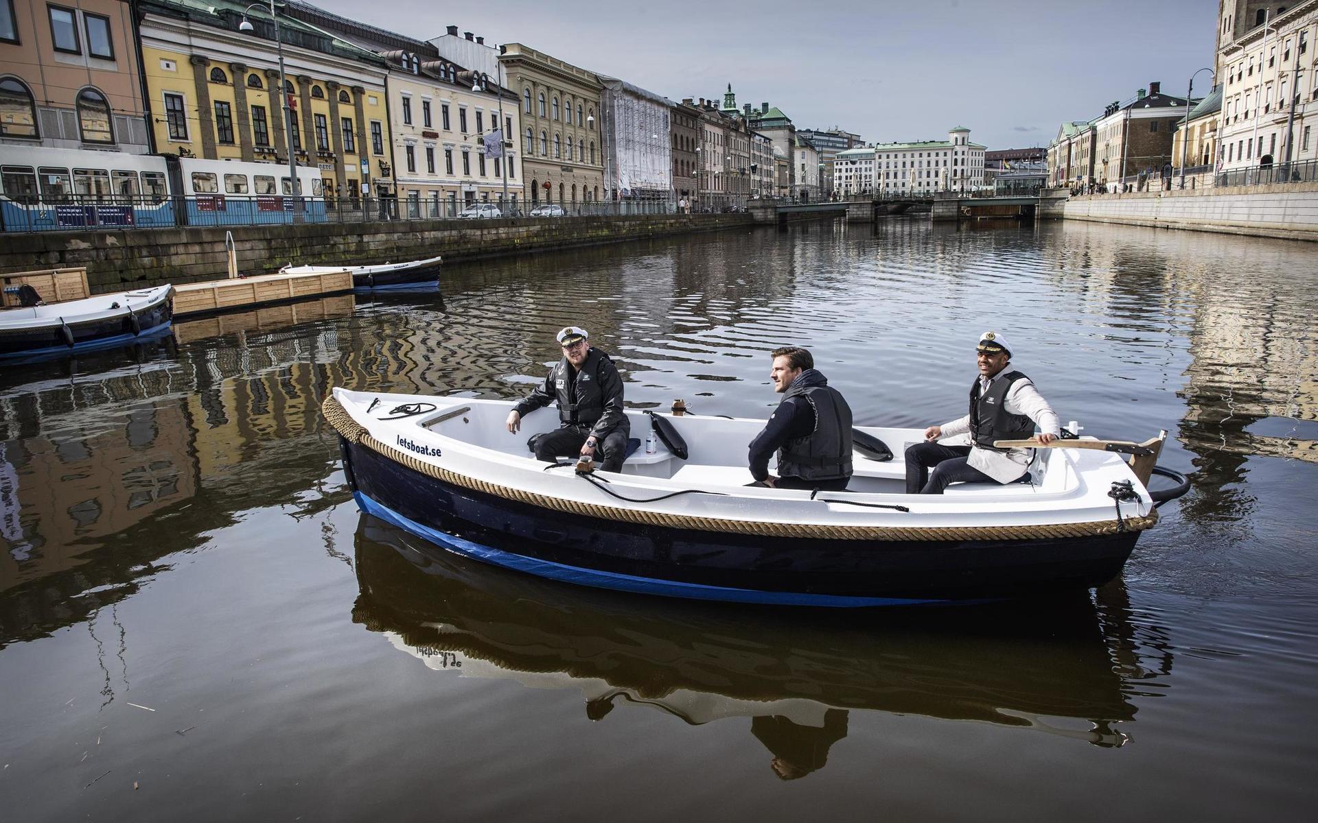 Initiativtagarna bakom Let’s Boat, Alexander Lorné och Marcus Hällås , tillsammans med kommunalrådet Hampus Magnusson på jungfrufärd i Hamnkanalen. 