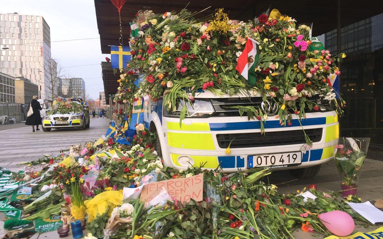 Polisen har de senaste dagarna blivit överrösta med kärlek och blommor. Foto: TT
