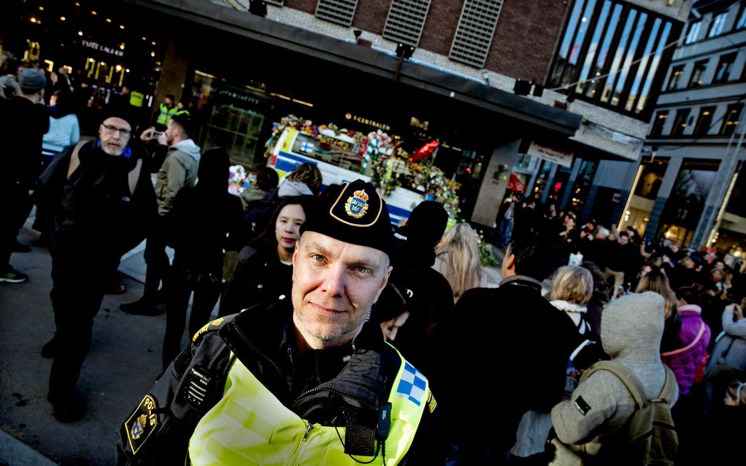Överväldigad. Göteborgspolisen Daniel Hjerpe är sambandsman i den polisavdelning som åkt till Stockholm för att stötta upp. Han har aldrig varit med om så mycket beröm och uppskattning som stockholmarna gett honom på en dag. Foto: Per Wahlberg
