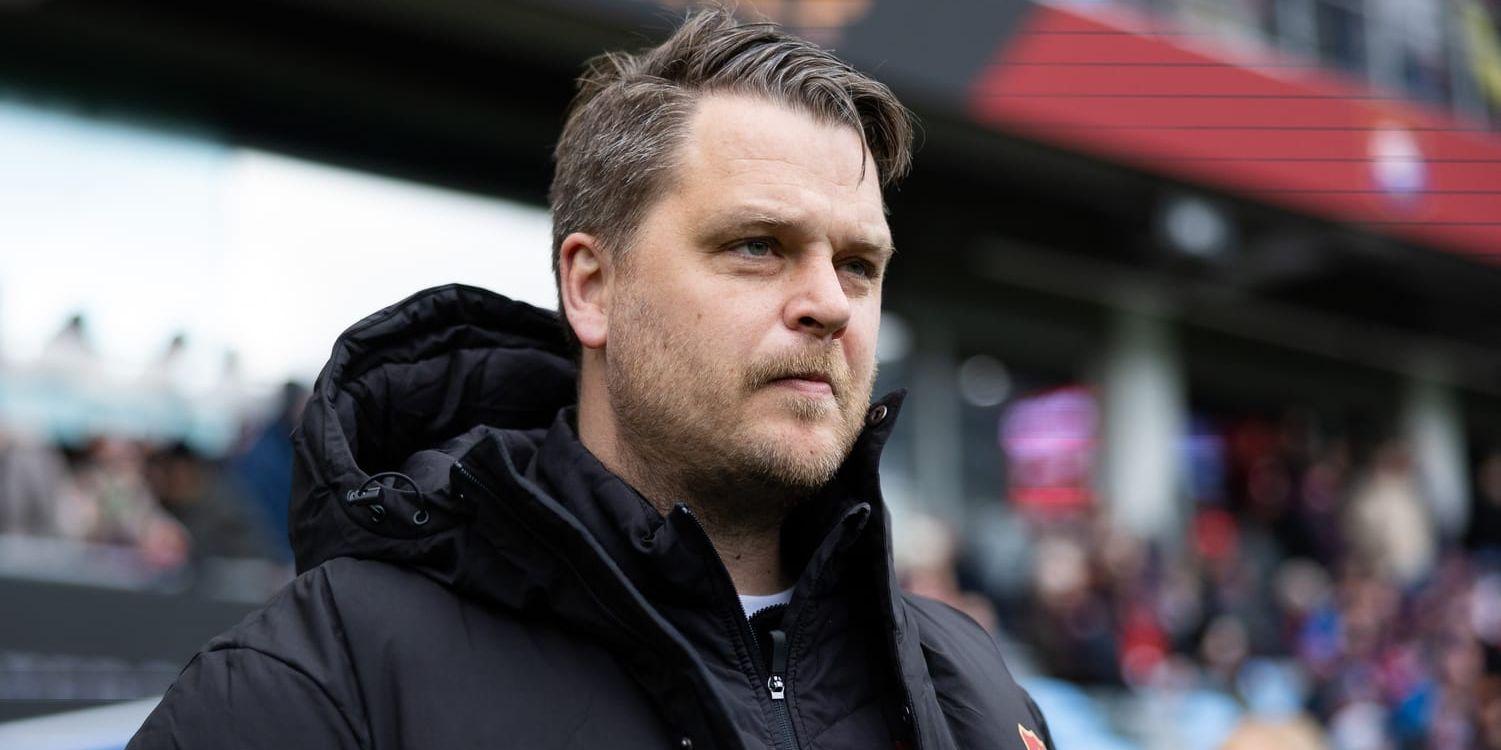 Öis tränare Andreas Holmberg ser sammanbiten ut. 