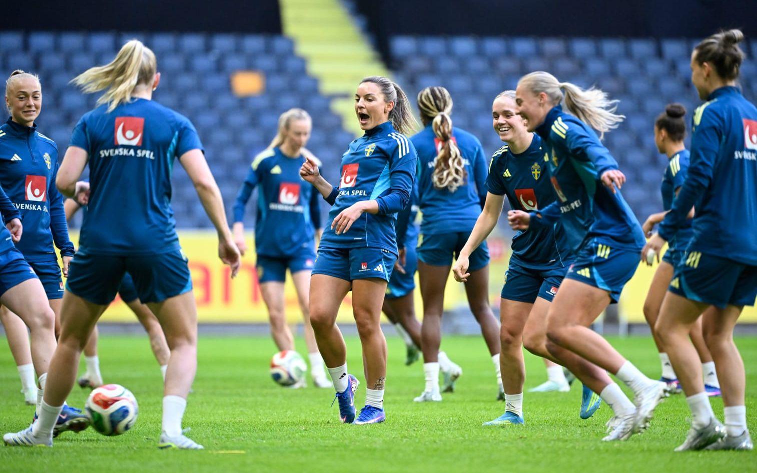 Johanna Rytting Kaneryd, i mitten, var på gott humör under fredagens träning på Strawberry arena i Solna, dagen före VM-kvalmatchen mot Serbien.