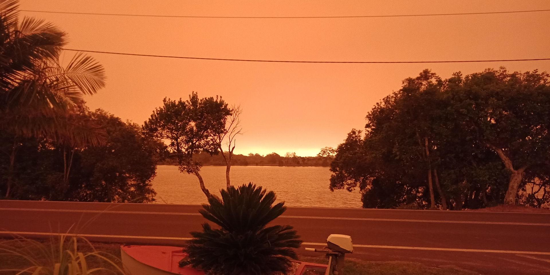 Himlen färgades plötsligt rödorange, som syns på den här bilden som Lisa Severinsson tog på fredagen. 