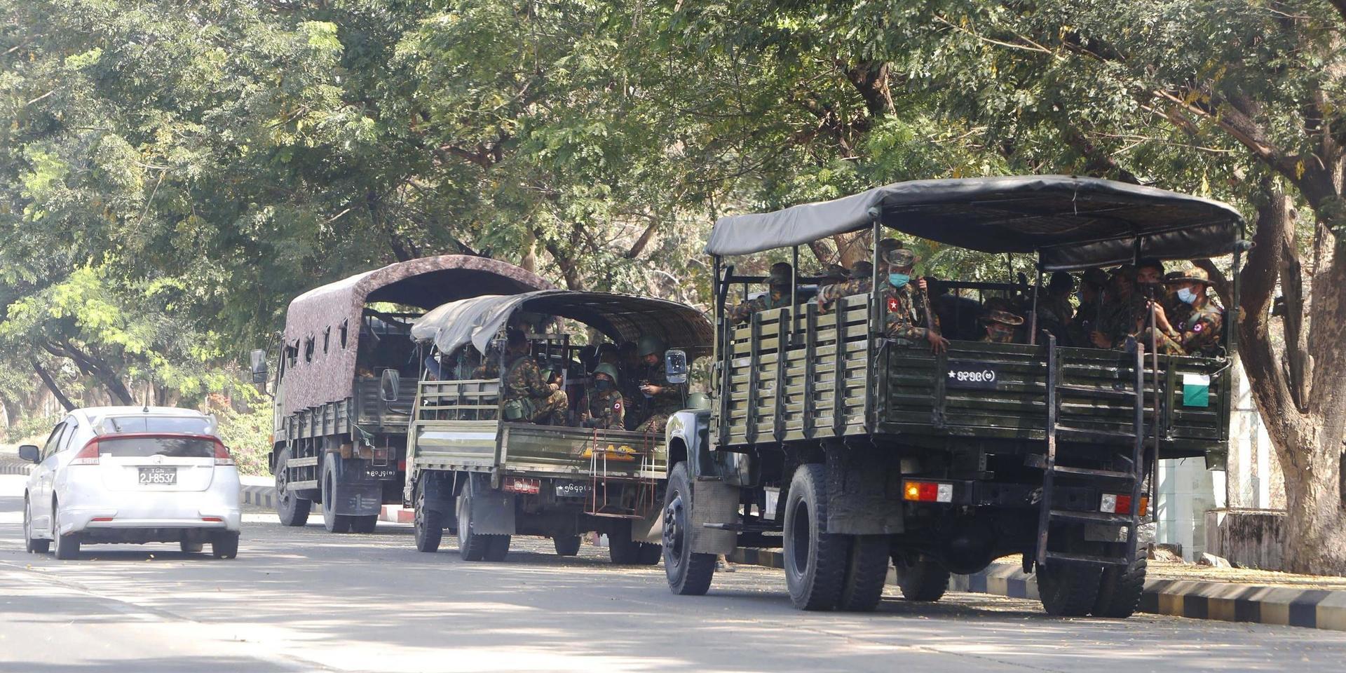 Soldater sitter stilla i fordon som parkerats längs med en väg i Myanmars huvudstad Naypyitaw. Militären tog makten i landet på måndagen, utan skärmytslingar.