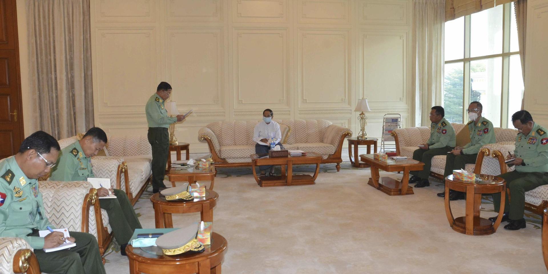 En bild på den tillträdande militärjuntan med tillförordnade presidenten Myint Swe i mitten och militärens toppgeneral Min Aung Hlaing ståendes till vänster om honom. Bilden har distribuerats av militärens eget propagandaorgan.