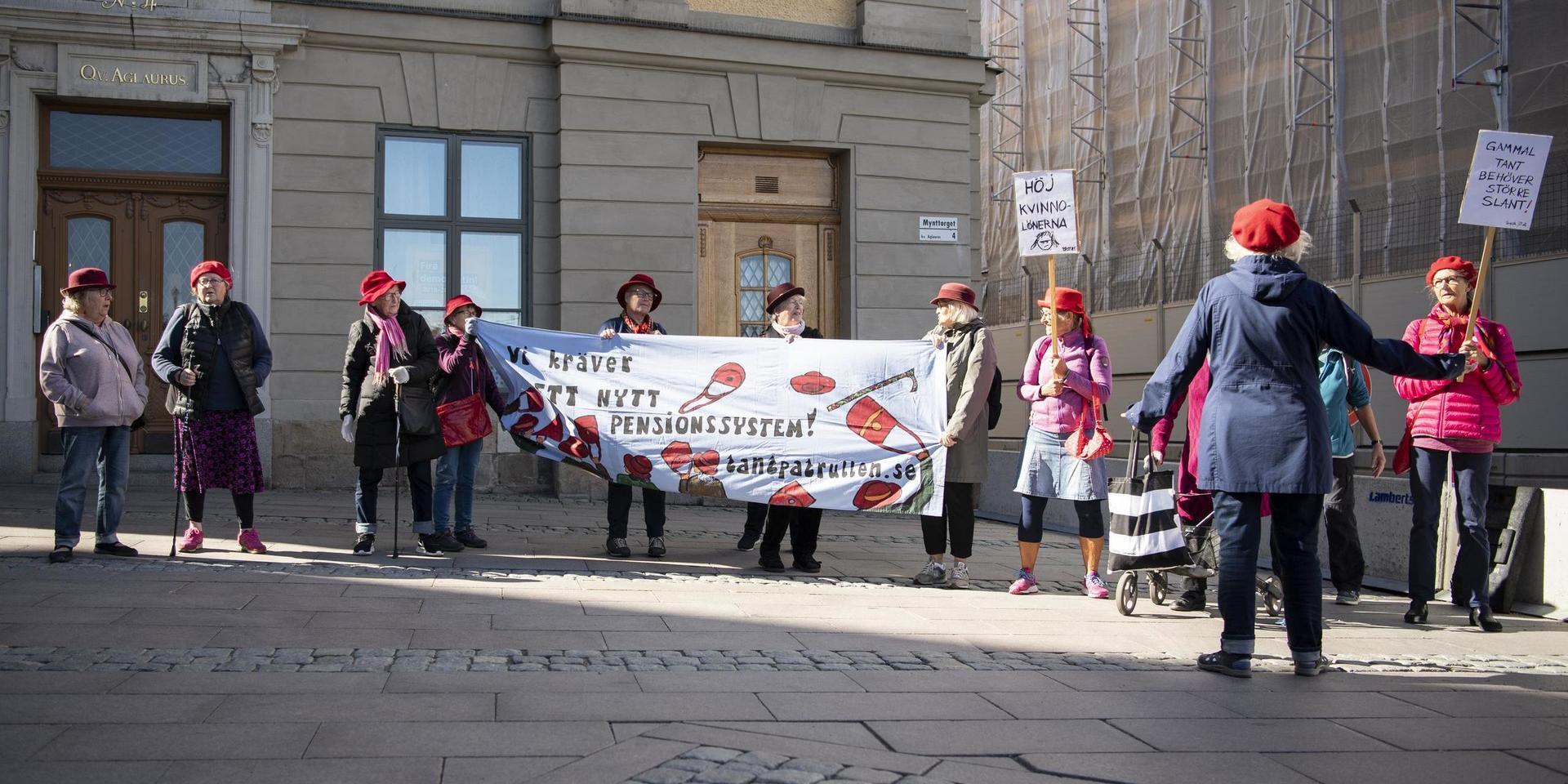 Pensionärer som protesterar utanför riksdagen mot låga pensioner. Arkivbild.