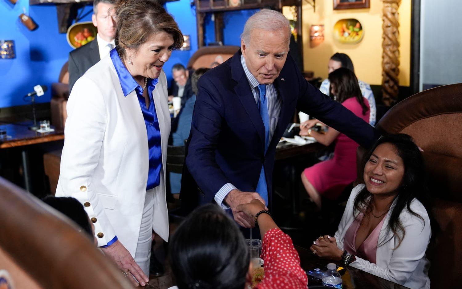 Den amerikanske presidenten Joe Biden hälsar på gäster på en restaurang i Las Vegas, kort före det att beskedet kom att han testat positivt för covid-19.