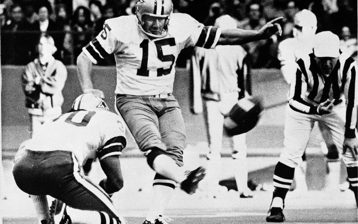 1. NFL-laget Dallas Cowboys var på jakt efter en kicker, och på en scoutingresa i Europa sommaren 1971 var Toni Fritsch den första som testades. Klubben imponerades av österrikaren, och i november debuterade han i NFL. Fritsch gjorde elva säsonger i ligan, och fixade 758 poäng på 125 matcher. Foto: TT