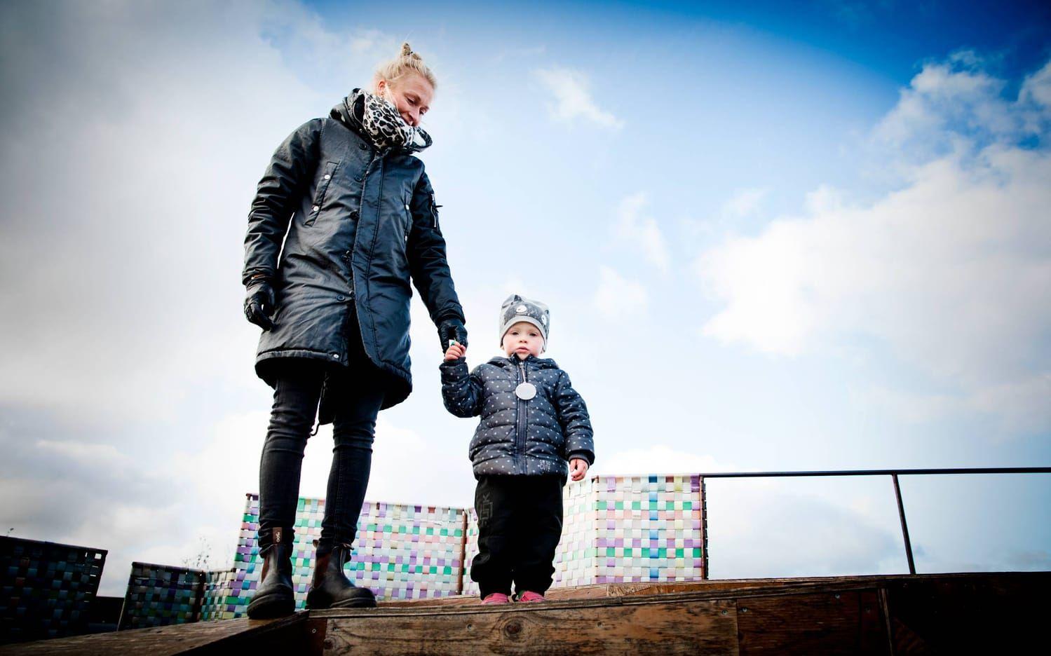 Alicia Enelund, 2 år är med mamma Sara Enelund och sina storasyskon och testar klättringen i Jubileumsparken.Foto: Jonas Lindstedt
