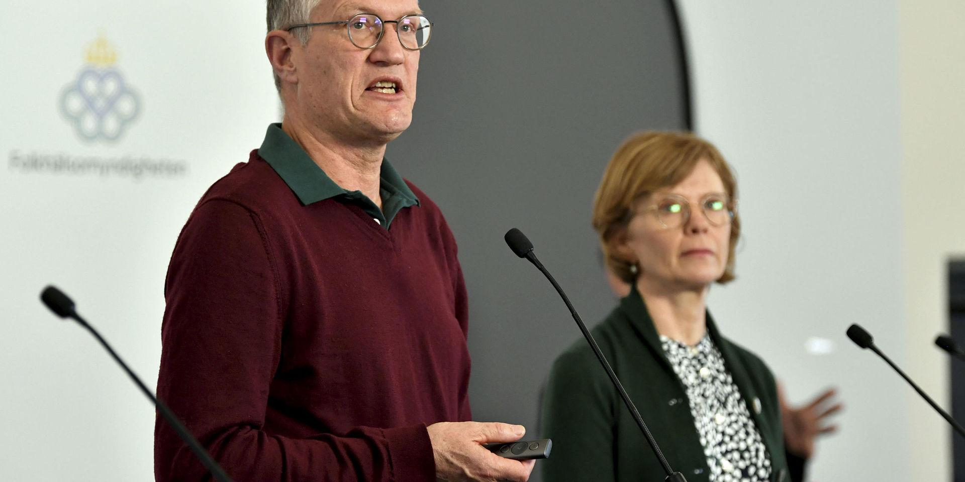 Statsepidemiolog Anders Tegnell och Maria Bergstrand, tillförordnad chef enhetschef operativ ledning på MSB, under onsdagens pressträff med Folkhälsomyndigheten.