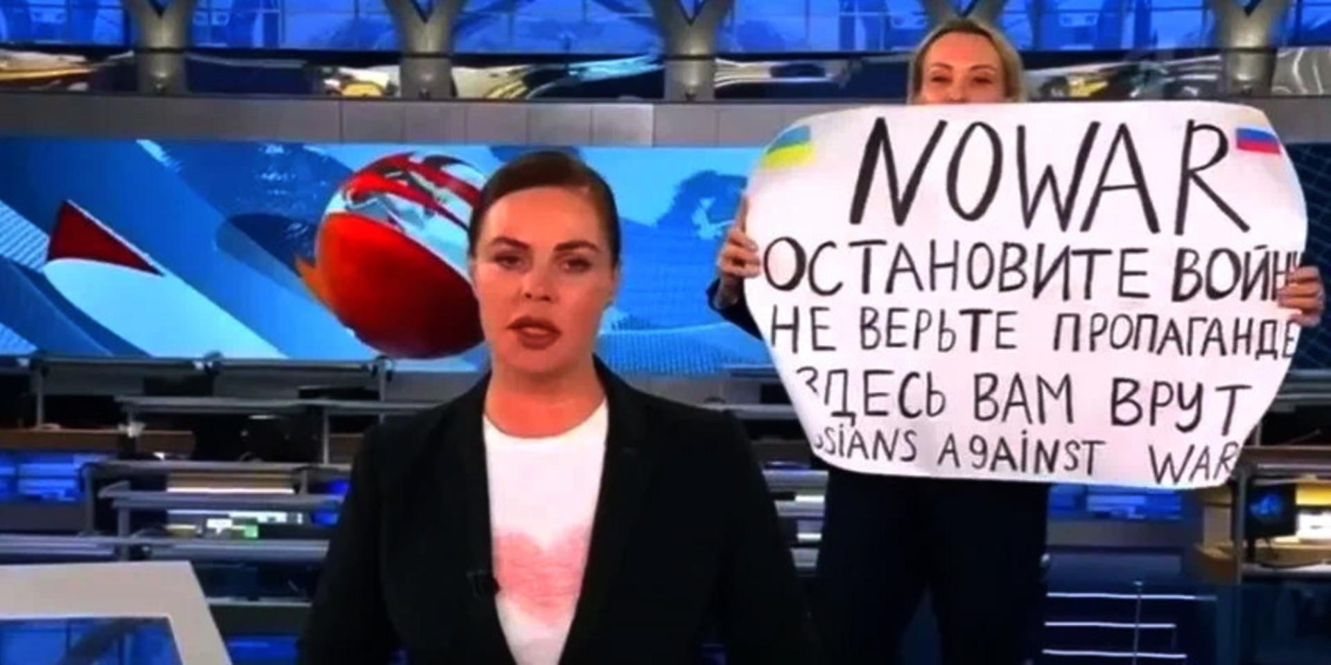 Journalisten Marina Ovsyannikova skrev under måndagen med svart penna på vitt papper. &quot;NOWAR – tro inte på propagandan, de ljuger för dig&quot;, och visade skylten under den ryska motsvarigheten till Aktuellt.