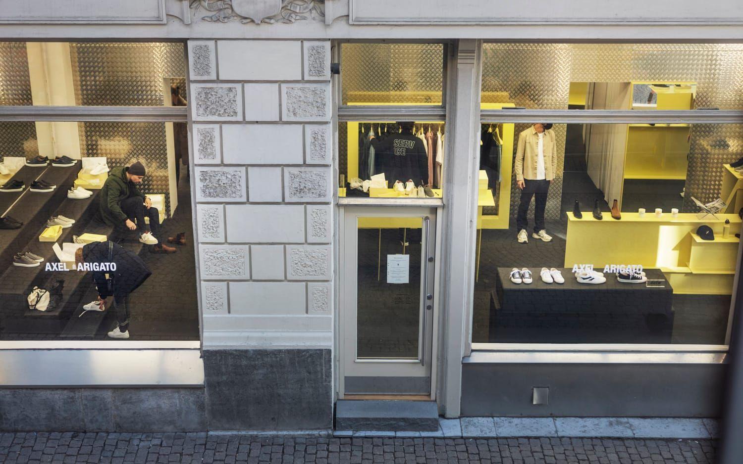 Axel Arigatos egna Göteborgsbutik syns från huvudkontorets fönster.