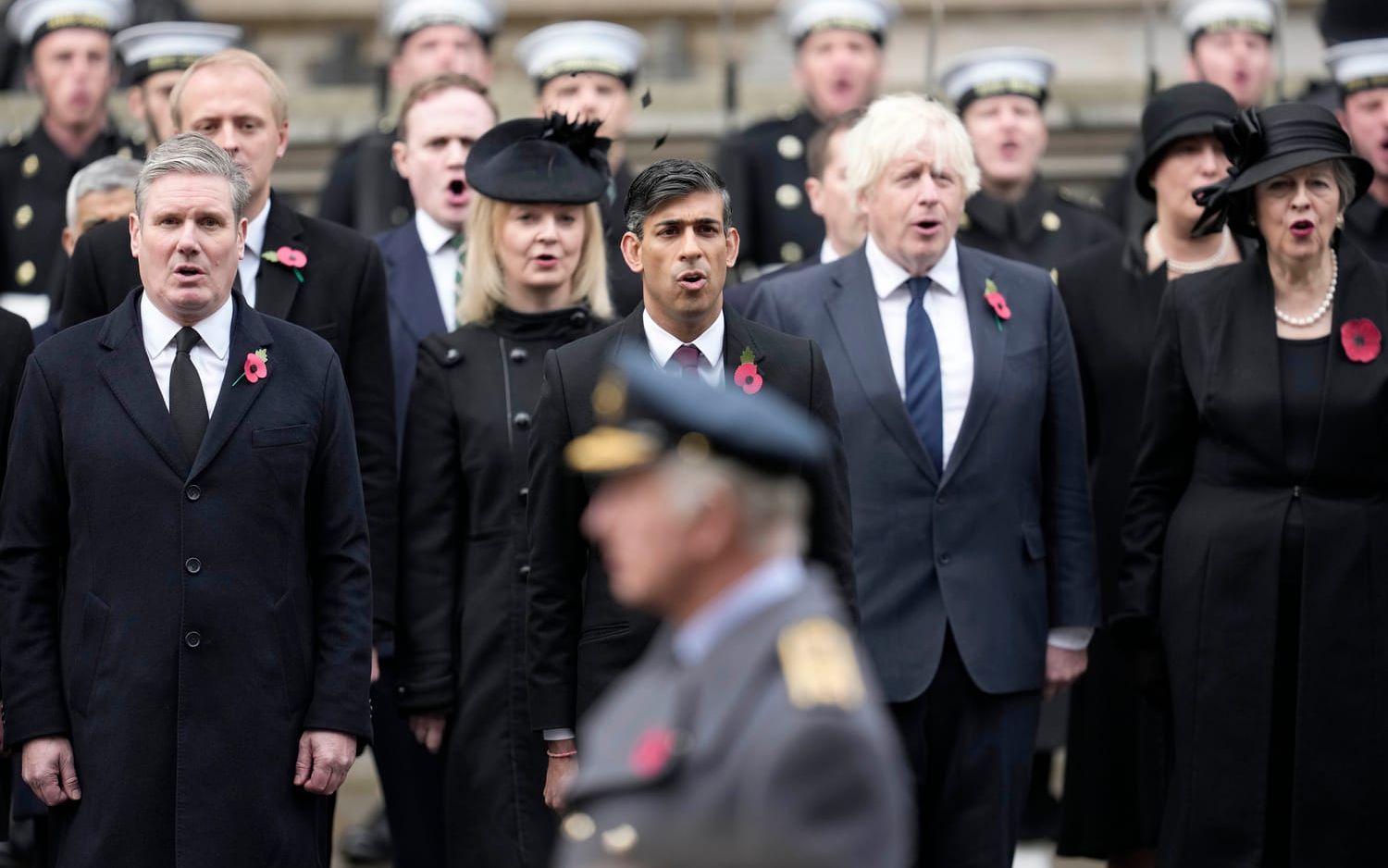 Keir Starmer flankerad av föregångare vid en minnesceremoni i London den 12 november 2023. Bredvid honom syns, från vänster, de tidigare premiärministrarna Liz Truss, Rishi Sunak, Boris Johnson och Theresa May.