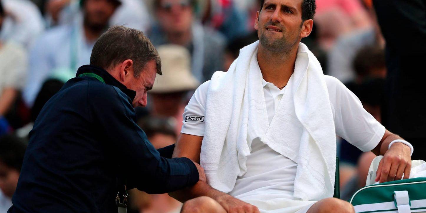 Novak Djokovic får behandling i Wimbledon-kvartsfinalen mot Tomas Berdych. Arkivbild.