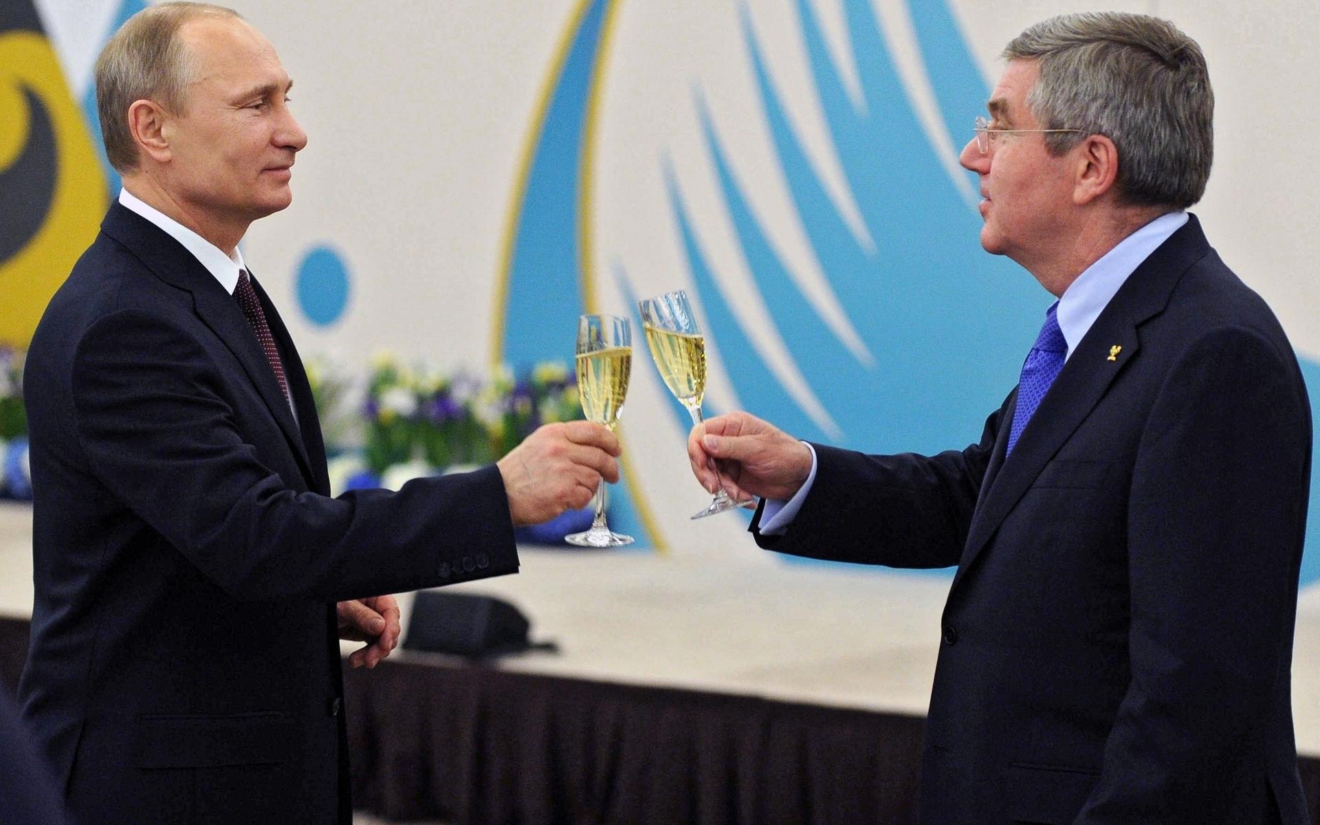 Putin tog emot IOK:s president Thomas Bach  med ett glas champagne i samband med OS 2014.