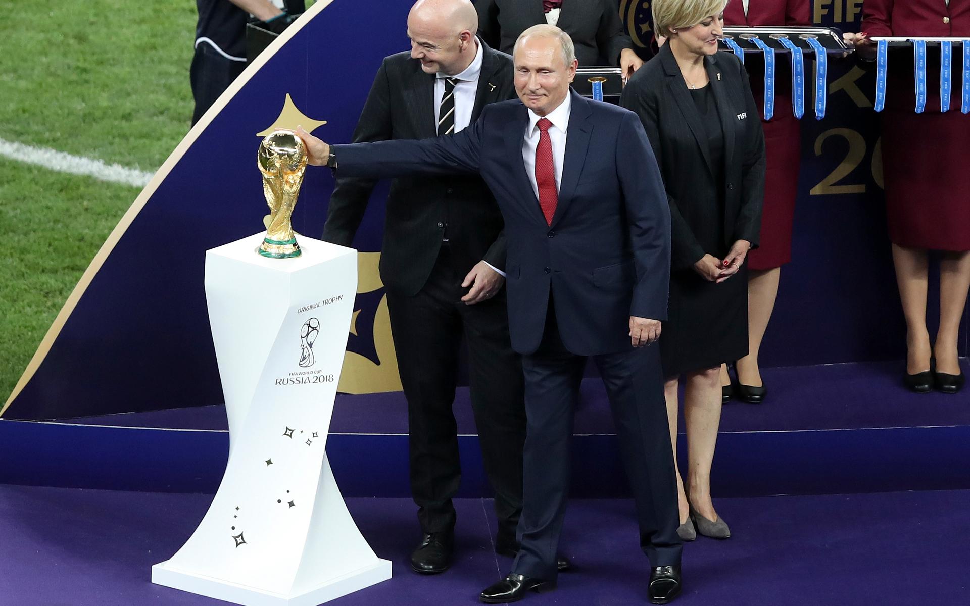 Infantino och Putin med seger-pokalen i samband med VM-finalen 2018. 