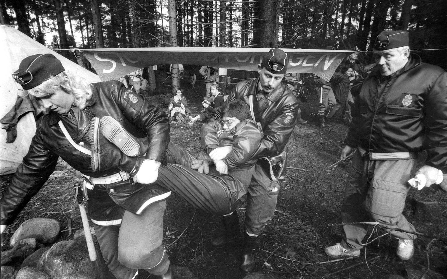 Mer bärande. 1987-10-13. Men Bo Karlsson var inte ensam. Betydligt fler trädkramare fick bäras från brobygget i Ödsmål.