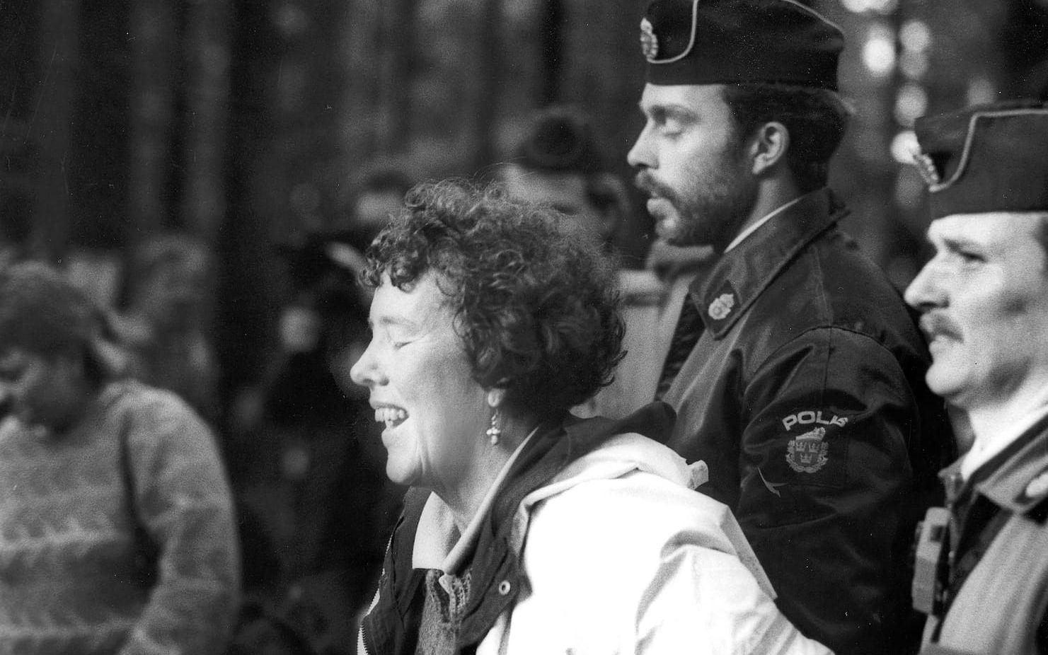 Ödsmål 1987-10 13. Ulla Britt Gustafsson (s) transporteras bort från protesterna under Ödsmålsbron.