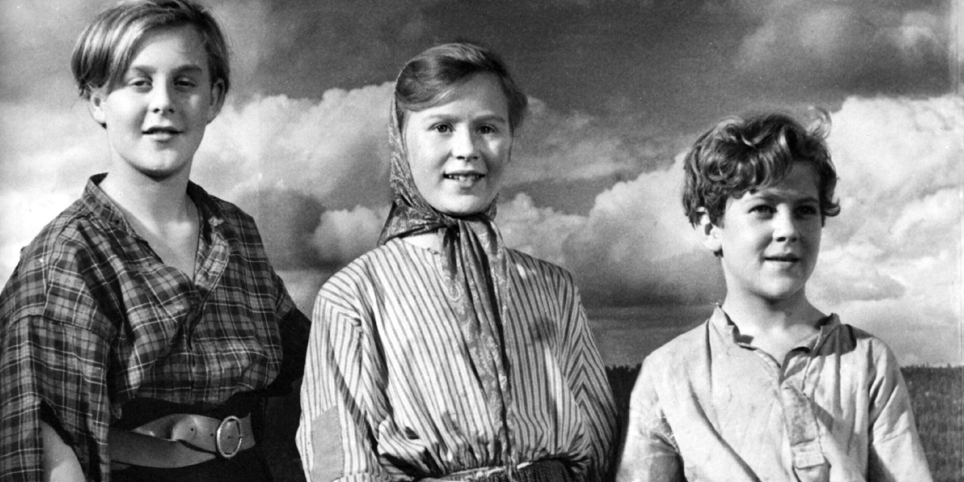 Skådespelarna Hans Lindgren, Siv Hansson och Anders Nyström i filmatiseringen av 'Barnen från Frostmofjället' (1945). Arkivbild.