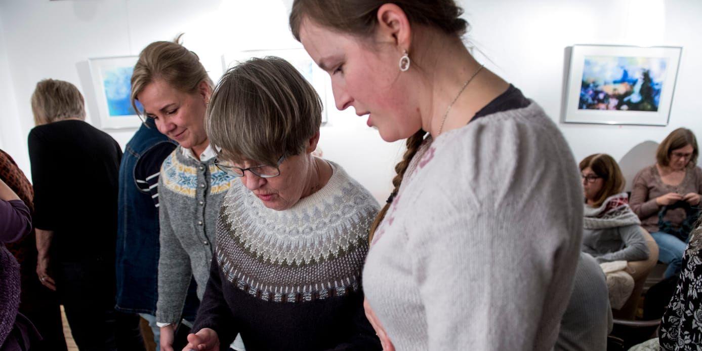 Stickning är på modet. Längst fram står stickdesignern Maja Karlsson. Gunilla Wallmark i Bohuströja studerar några av hennes provlappar. I bakgrunden syns Anna Leithe i kofta av garn från Shetland.