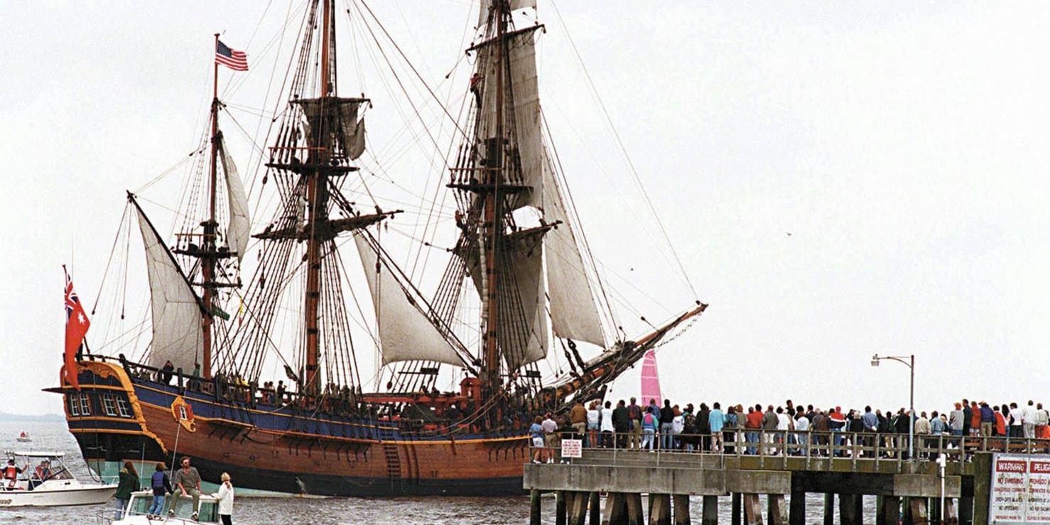 Åskådare betraktar när en replika av 1700-talsskeppet Endeavour anländer vid Neptune Park i Saint Simons Island i Georgia i USA, under en uppvisning i mars 1998.