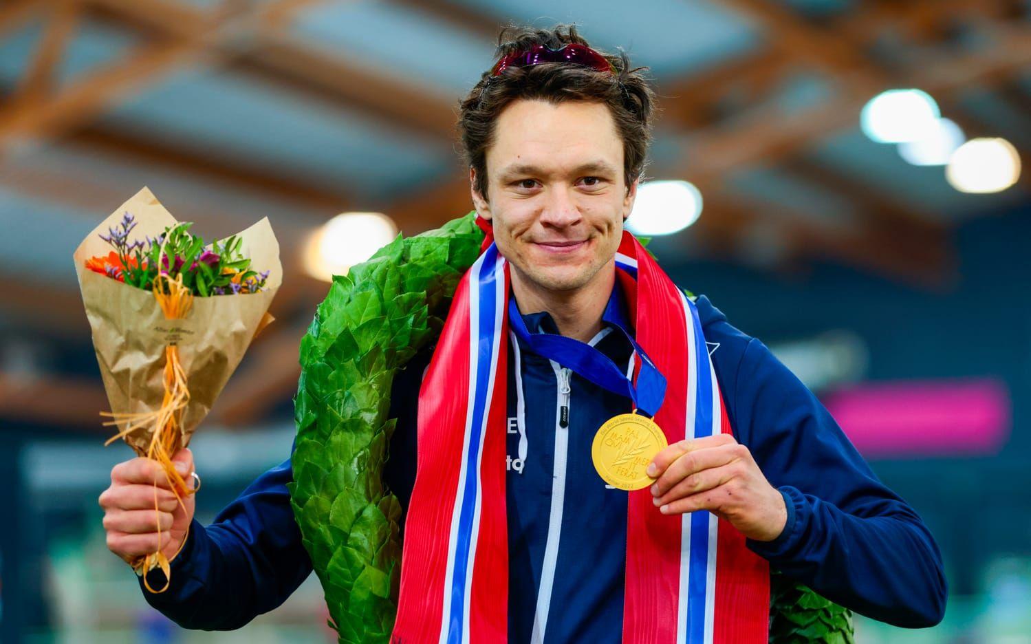 Nils van der Poel med guldmedaljen efter segern i allround-VM i Hamar.