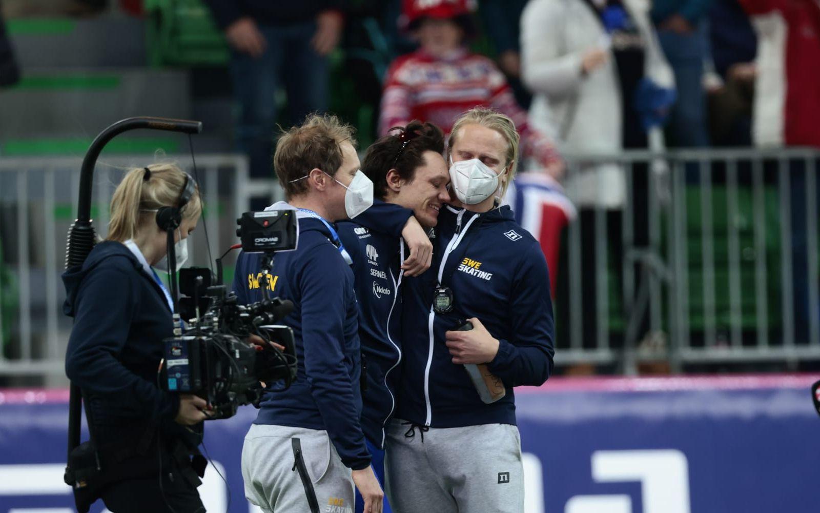 Nils van der Poel i mitten tillsammans med Johan Röjler (th) och landslagschefen Joel Eriksson efter guldet på allround-VM i Hamar.