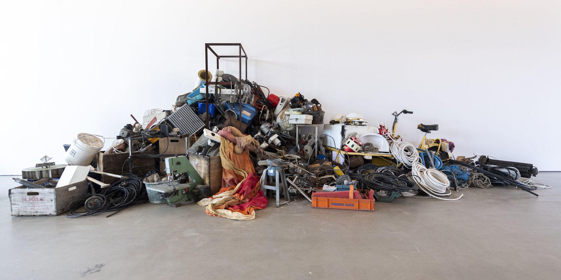 Bråte, cyklar, sladdar och metall – Éva Mags utställning 'Det finns en plan för det här' ställer frågor och vår tids slit och släng-mentalitet.