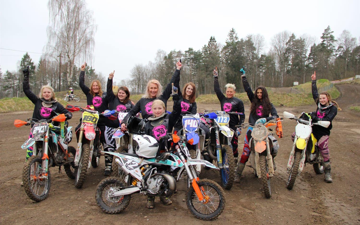Tar plats. Team Motogirls vill locka fler kvinnor till motocrossen och kör med ett budskap om att öka förståelsen för neuropsykiatriska funktionsnesättningar. Bild: Martin Björklund